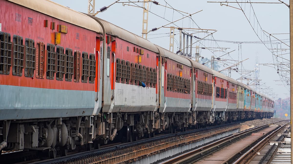 Prayagraj Special Trains: यूपी जाने वालों के लिए बड़ी राहत, मुंबई से प्रयागराज होकर चलेंगी तीन जोड़ी स्पेशल ट्रेनें