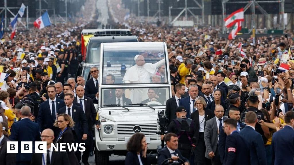 Huge crowds greet Pope in Paris ahead of open