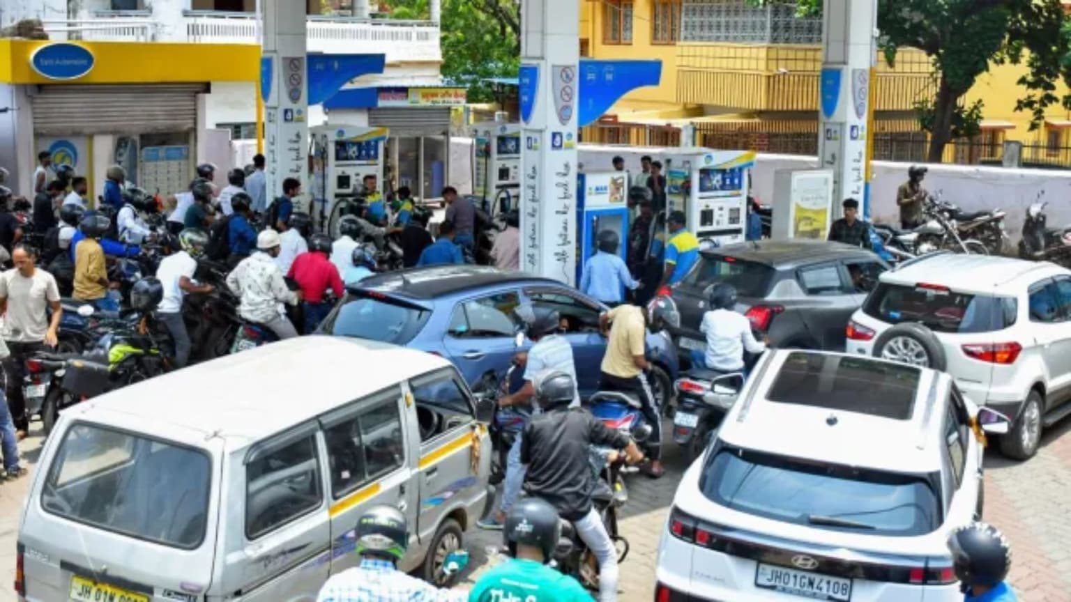 Capping fuel sales at pumps unacceptable, govt to tell private fuel retailers Jio-bp, Nayara