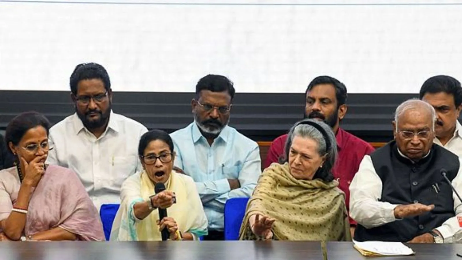 Delhi Confidential: Sonia-Mamata bonhomie, Akhilesh’s ‘special diary’ ahead of UP polls