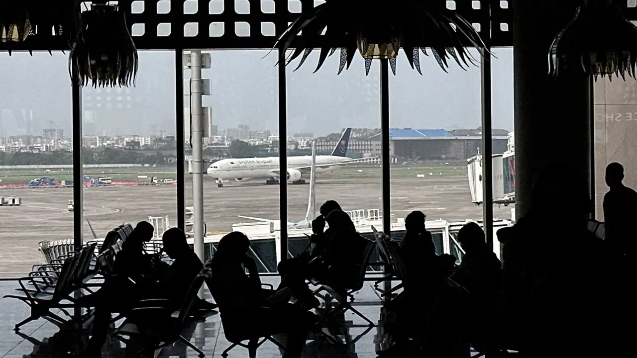 India weighs plan to let Mumbai, Delhi airports own carriers