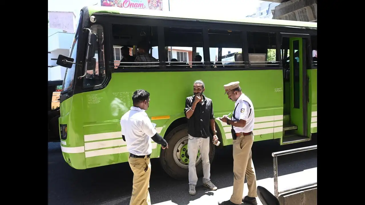 HC’s lane rule a dead letter as city buses race for every minute