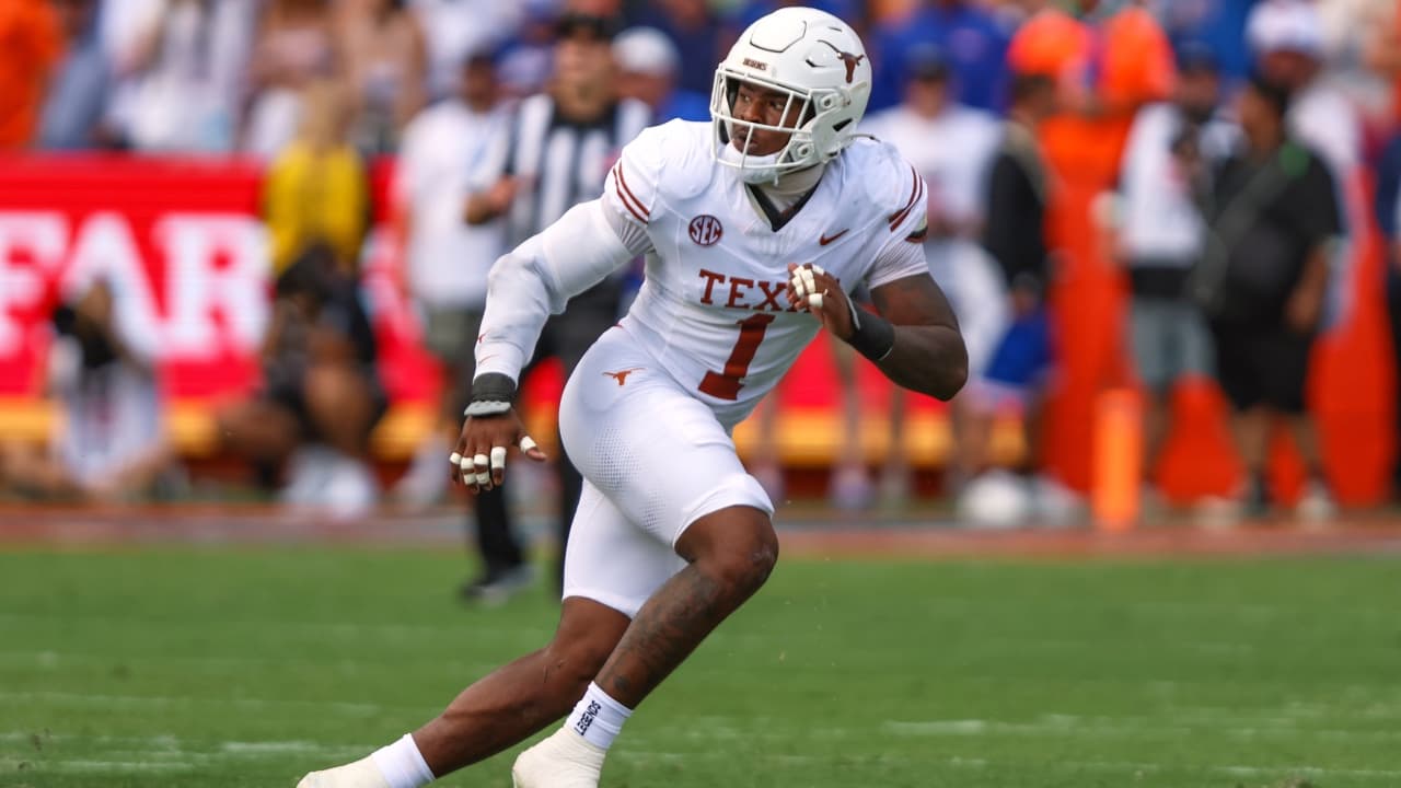 Colin Simmons ties program record with five sacks as No. 1 Texas beats No. 14 Tennessee