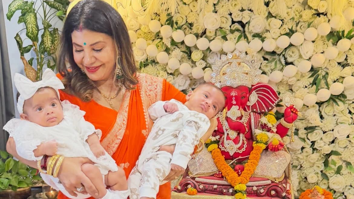 10 साल बाद जुड़वा बच्चों की मां बनी एक्ट्रेस, सास-ससुर ने धूमधाम से की गणपति पूजा