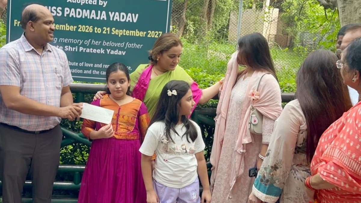 बेटी की जिद और मां का प्यार! लखनऊ चिड़ियाघर में मादा जिराफ सुजाता को अपर्णा यादव ने लिया गोद, दिया ₹5.51 लाख का चेक