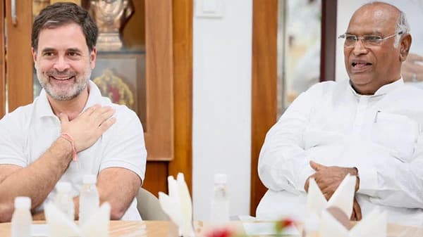 ‘बहुत पीछे तो नहीं...', राहुल ने ली खड़गे की चुटकी, CWC मीटिंग में मजाक, तंज और राजनीति