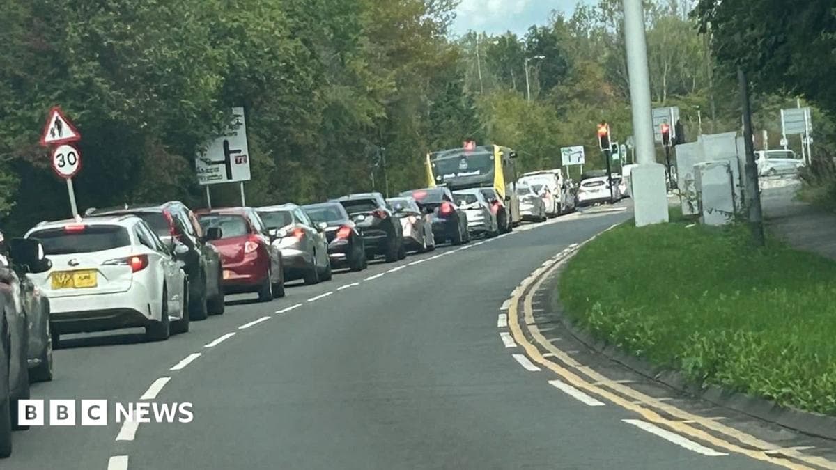Manchester Aiport reviews parking following traffic complaints