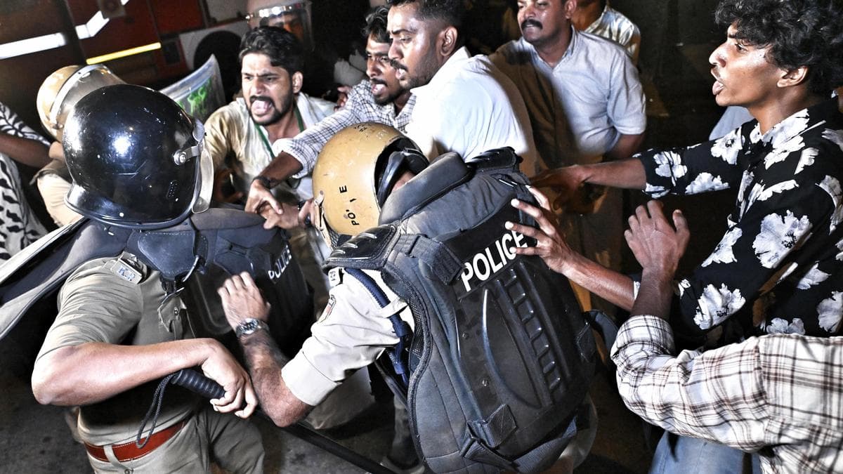 Youth Congress-SFI clashes: Police register non-bailable case; SFI calls State-wide protests in Keralam