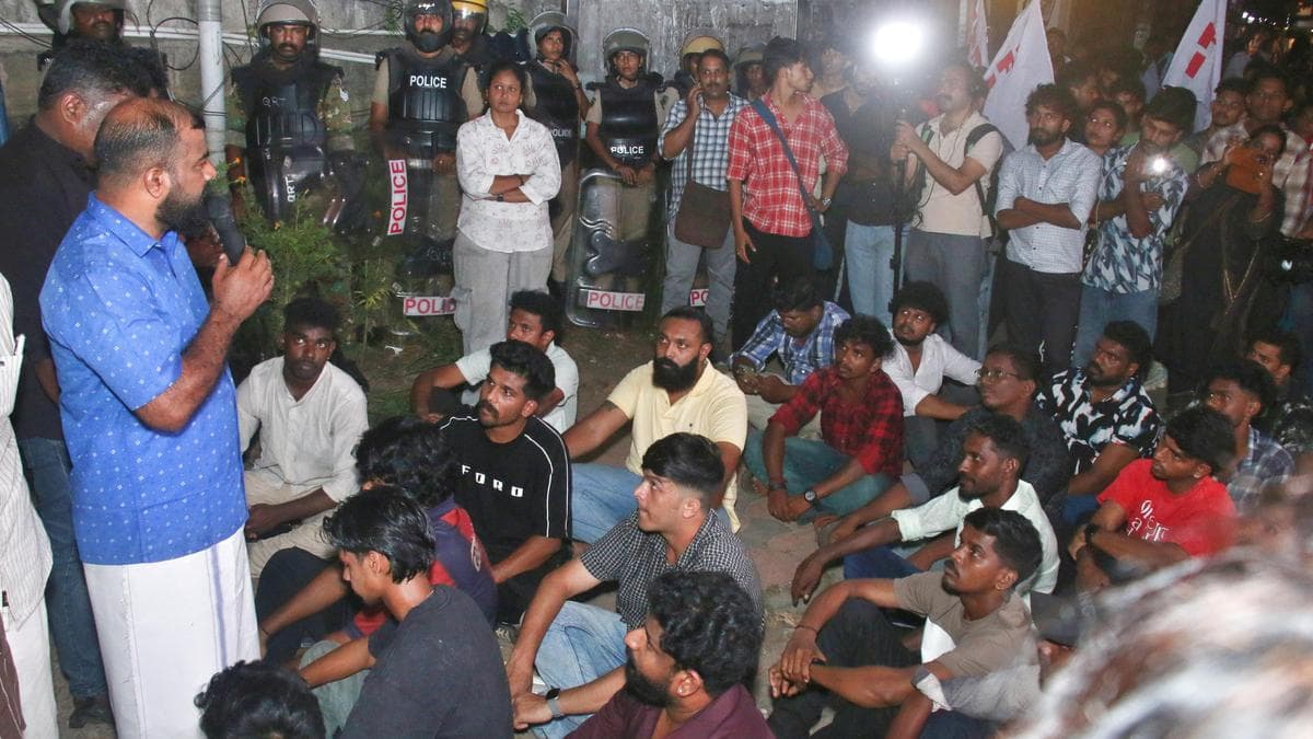 SFI-police face-off intensifies after ‘inspection’ at SFI leader’s home and protest outside police officers’ residences