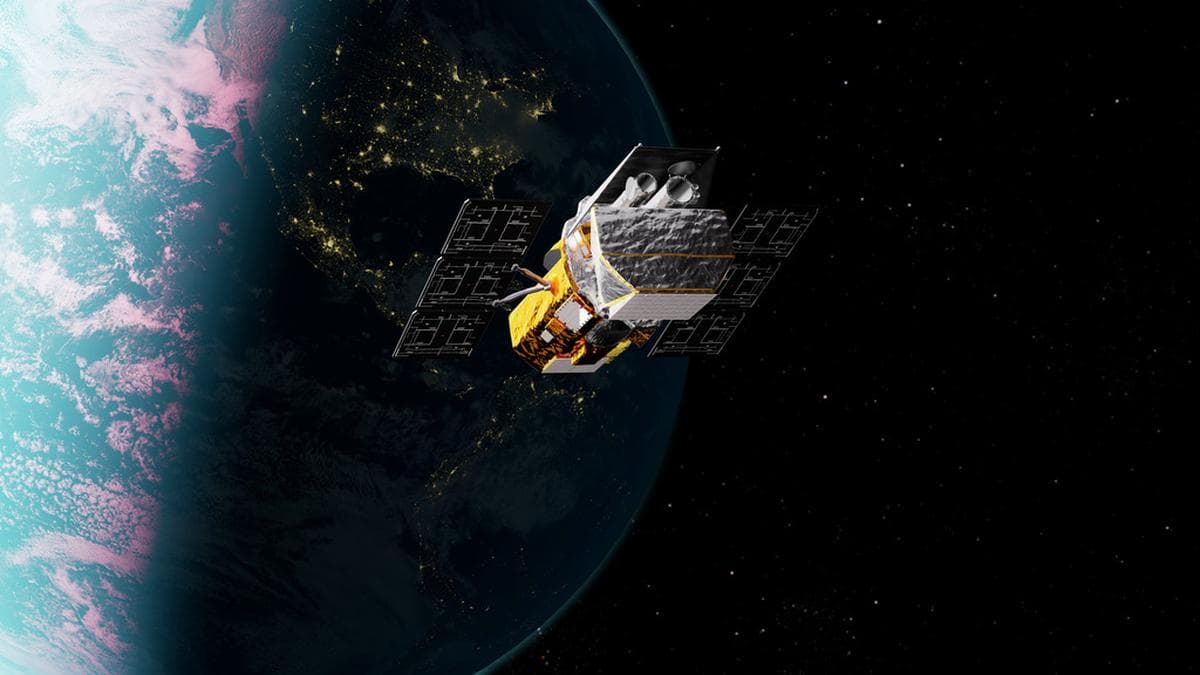 Private spacecraft falls back to Earth after failing to rescue aging NASA telescope