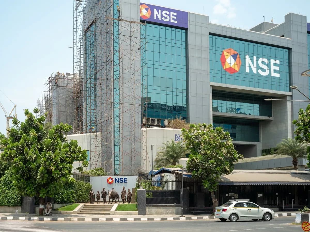 NSE Share Price: लिस्टिंग के अगले दिन ही गिरे NSE शेयर, फिर भी ब्रोकरेज को 15% तक तेजी की उम्मीद