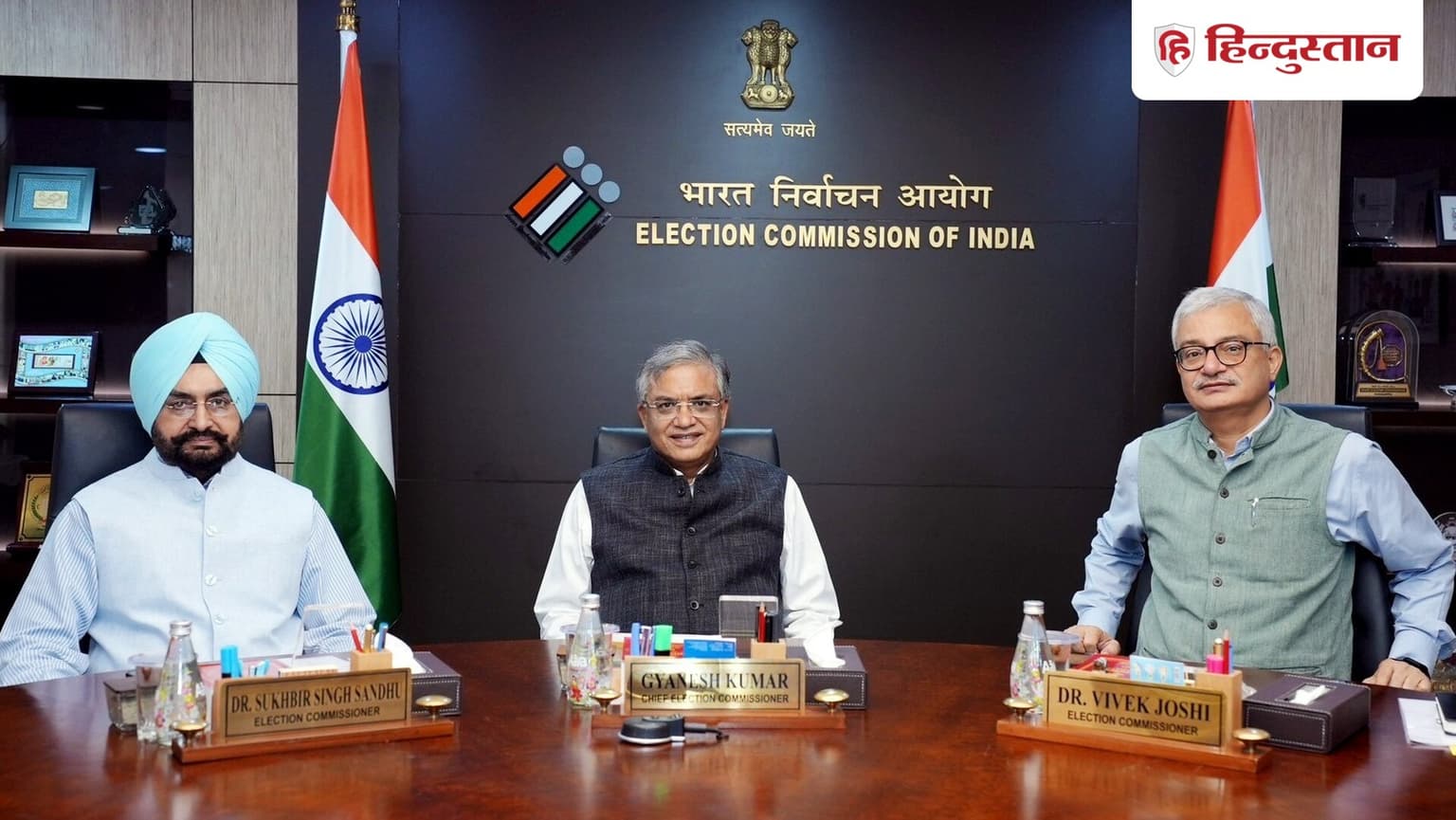 इस्तीफे की मांग के बीच चुनाव आयुक्तों से मिले ज्ञानेश कुमार, SIR डेडलाइन बढ़ाने समेत कई बड़े फैसले