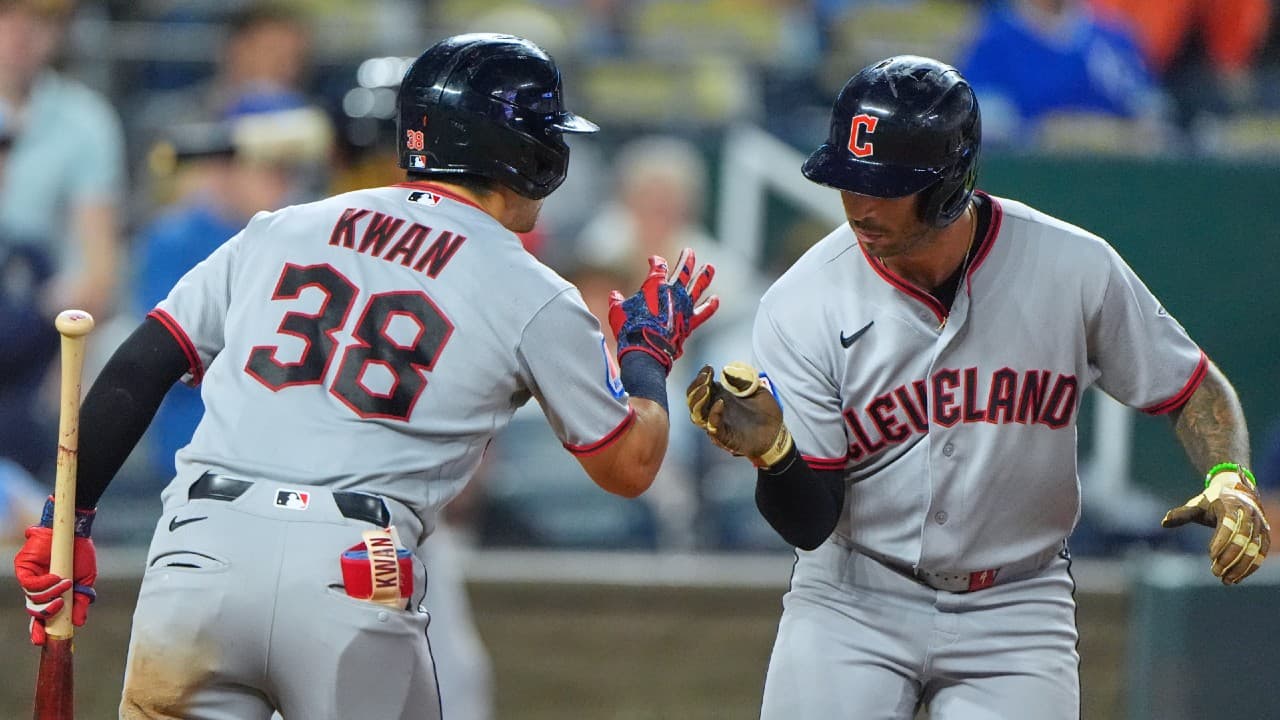 Guardians win third straight AL Central title, clinch bye